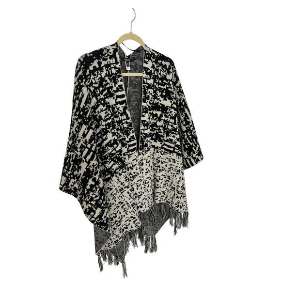 Vera Wang shawl/cover up one size fits all - Picture 3 of 6